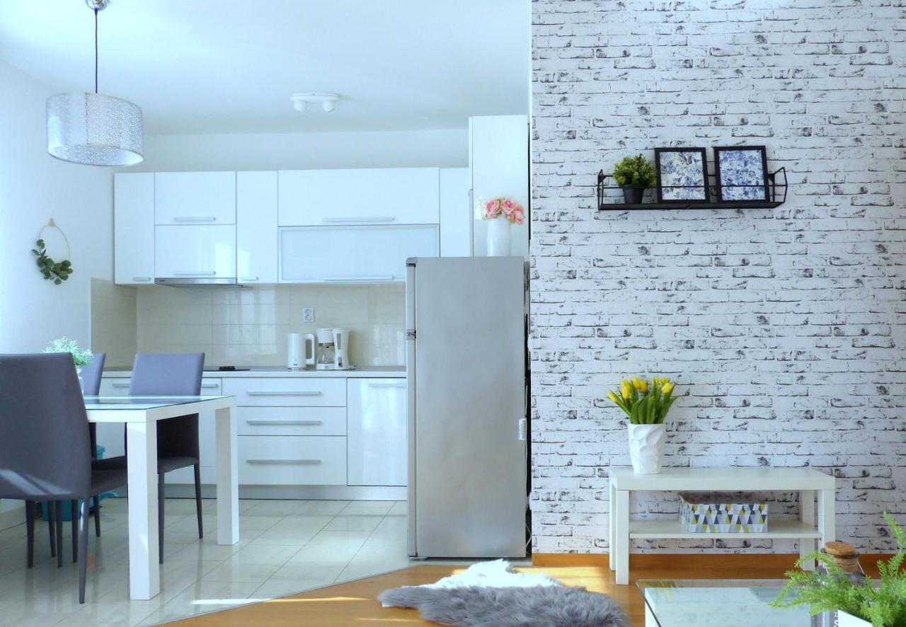 Iris Beach Apartments คาชเตลา ภายนอก รูปภาพ
