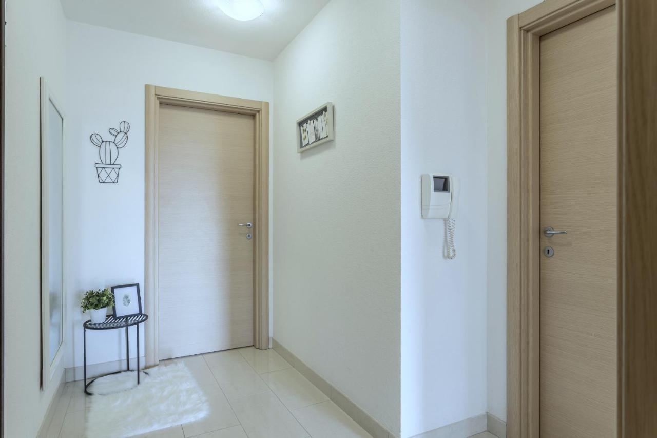 Iris Beach Apartments คาชเตลา ภายนอก รูปภาพ