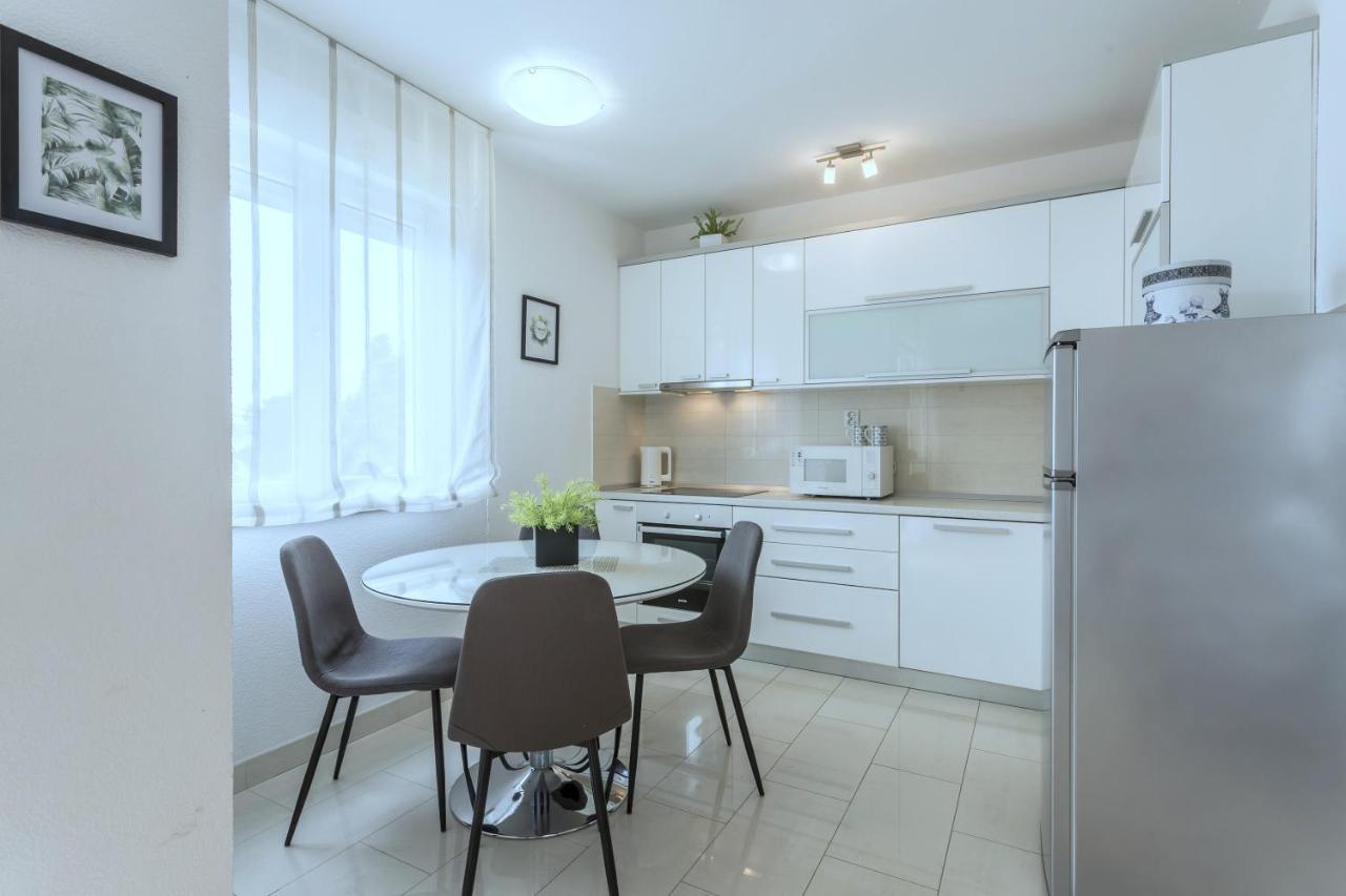 Iris Beach Apartments คาชเตลา ภายนอก รูปภาพ
