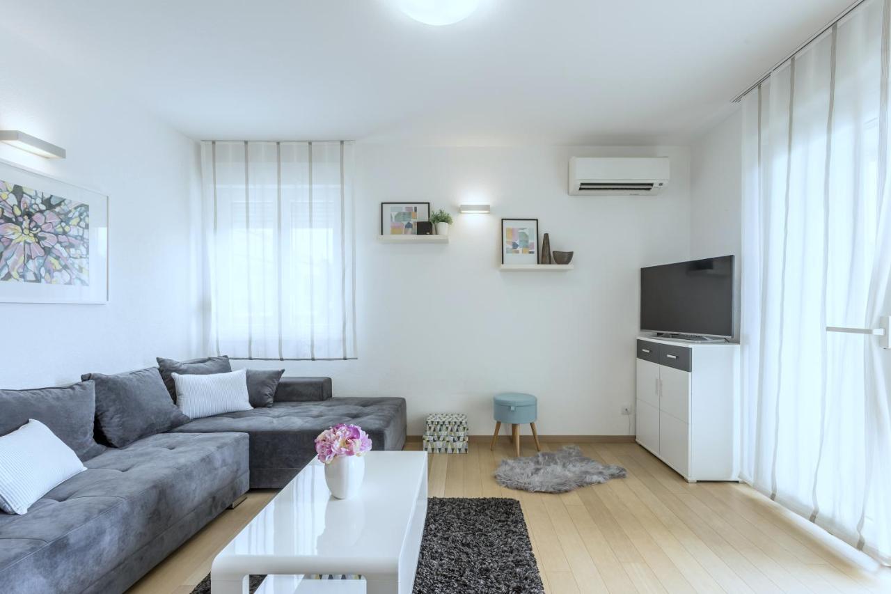 Iris Beach Apartments คาชเตลา ภายนอก รูปภาพ