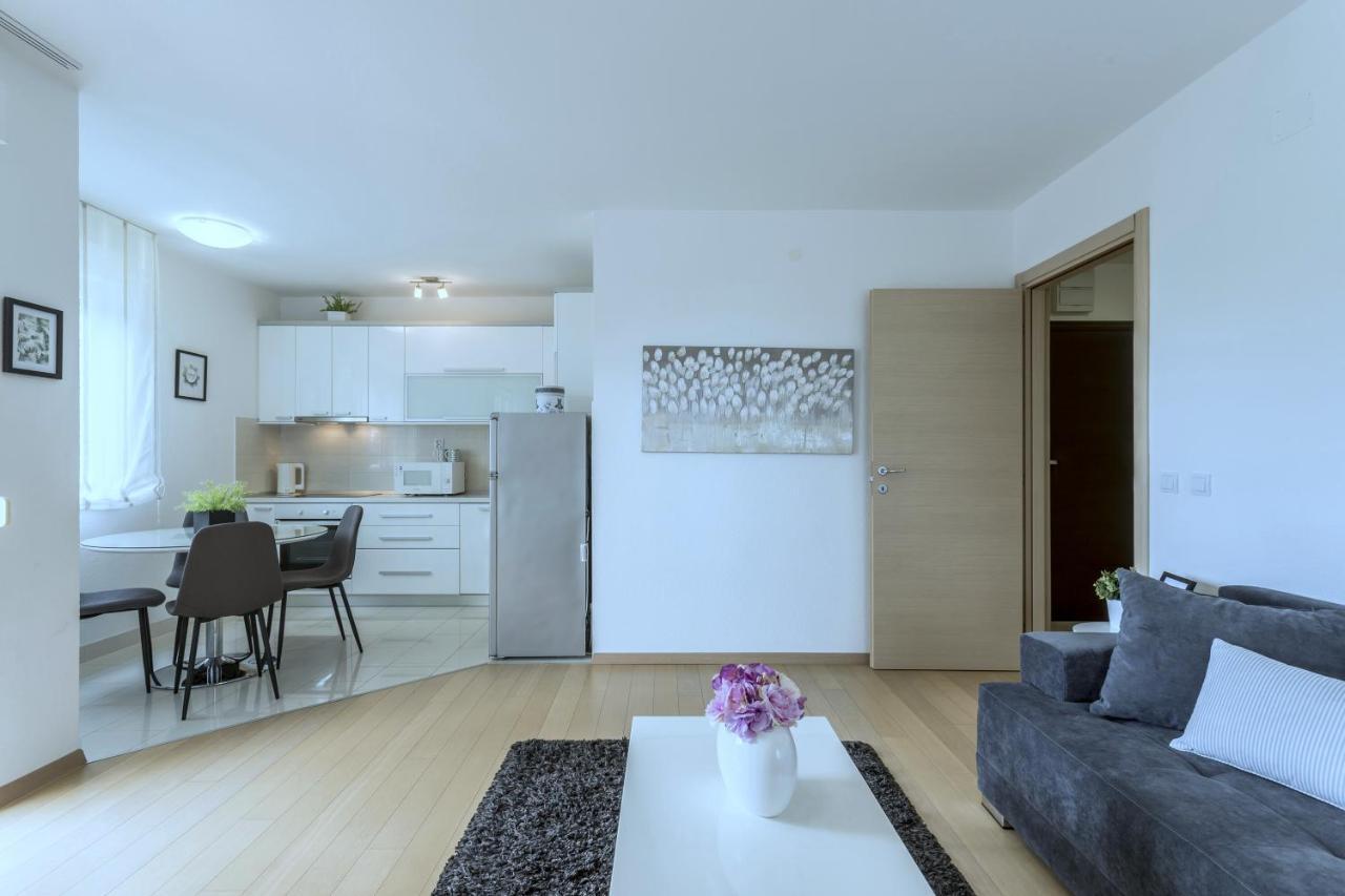 Iris Beach Apartments คาชเตลา ภายนอก รูปภาพ