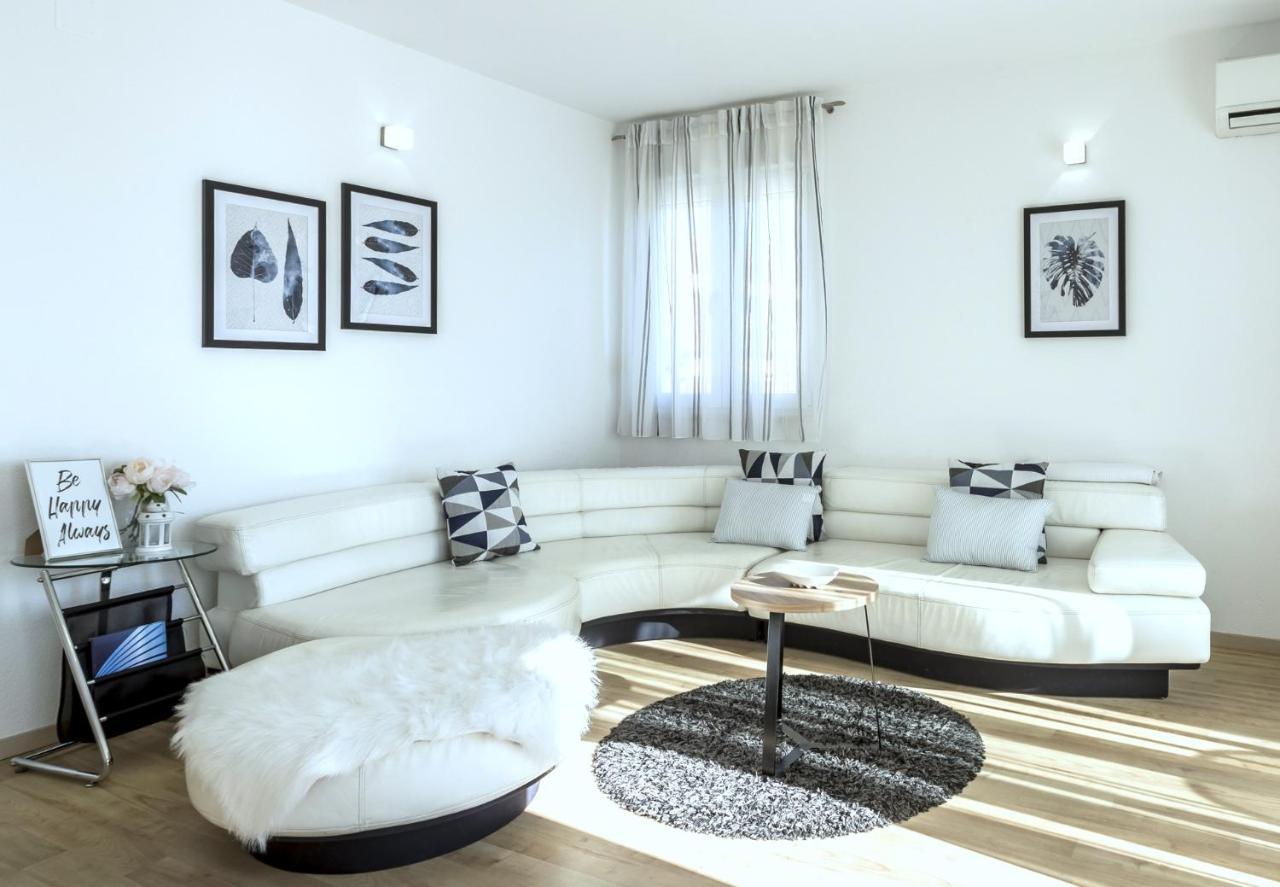 Iris Beach Apartments คาชเตลา ภายนอก รูปภาพ