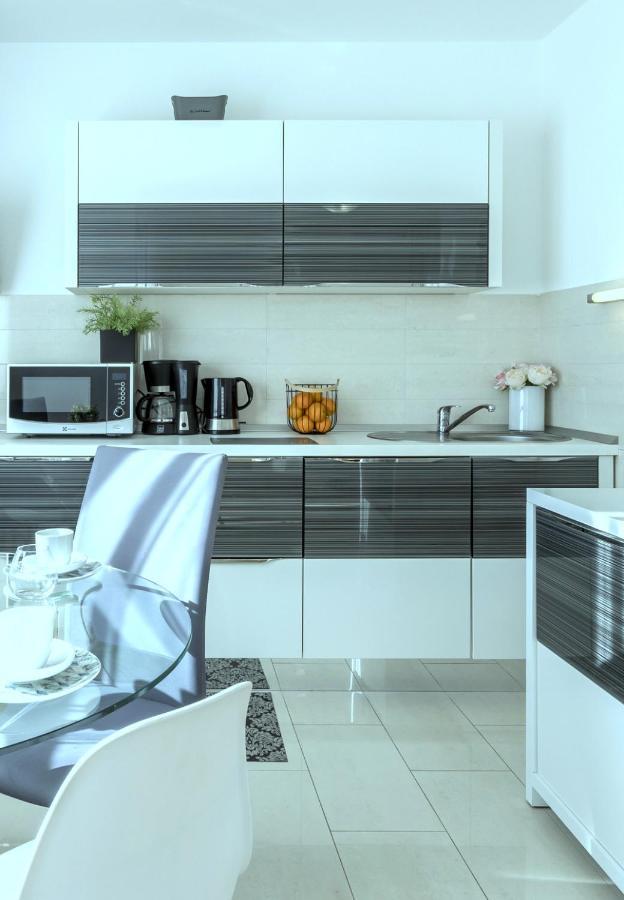 Iris Beach Apartments คาชเตลา ภายนอก รูปภาพ