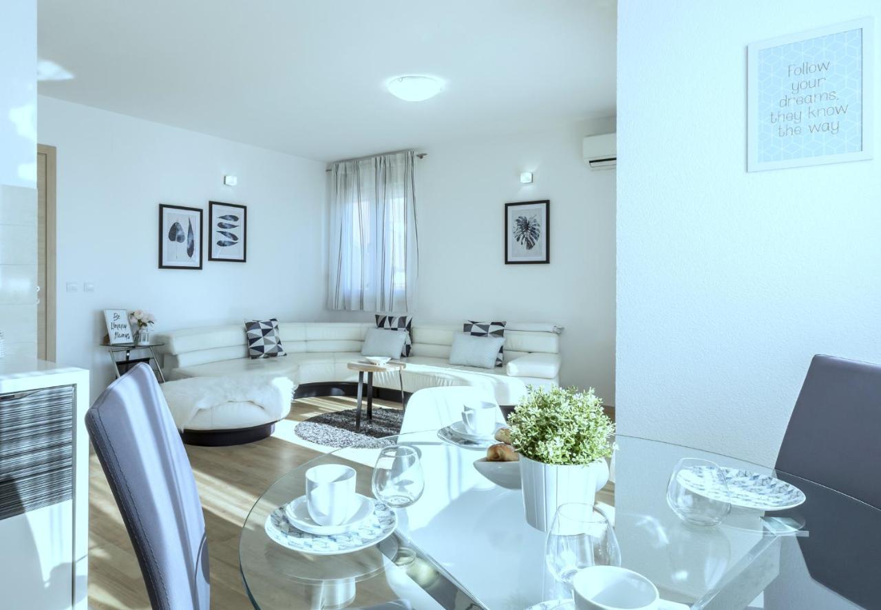 Iris Beach Apartments คาชเตลา ภายนอก รูปภาพ