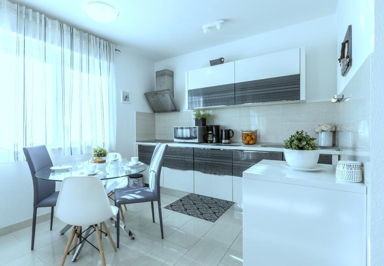 Iris Beach Apartments คาชเตลา ภายนอก รูปภาพ
