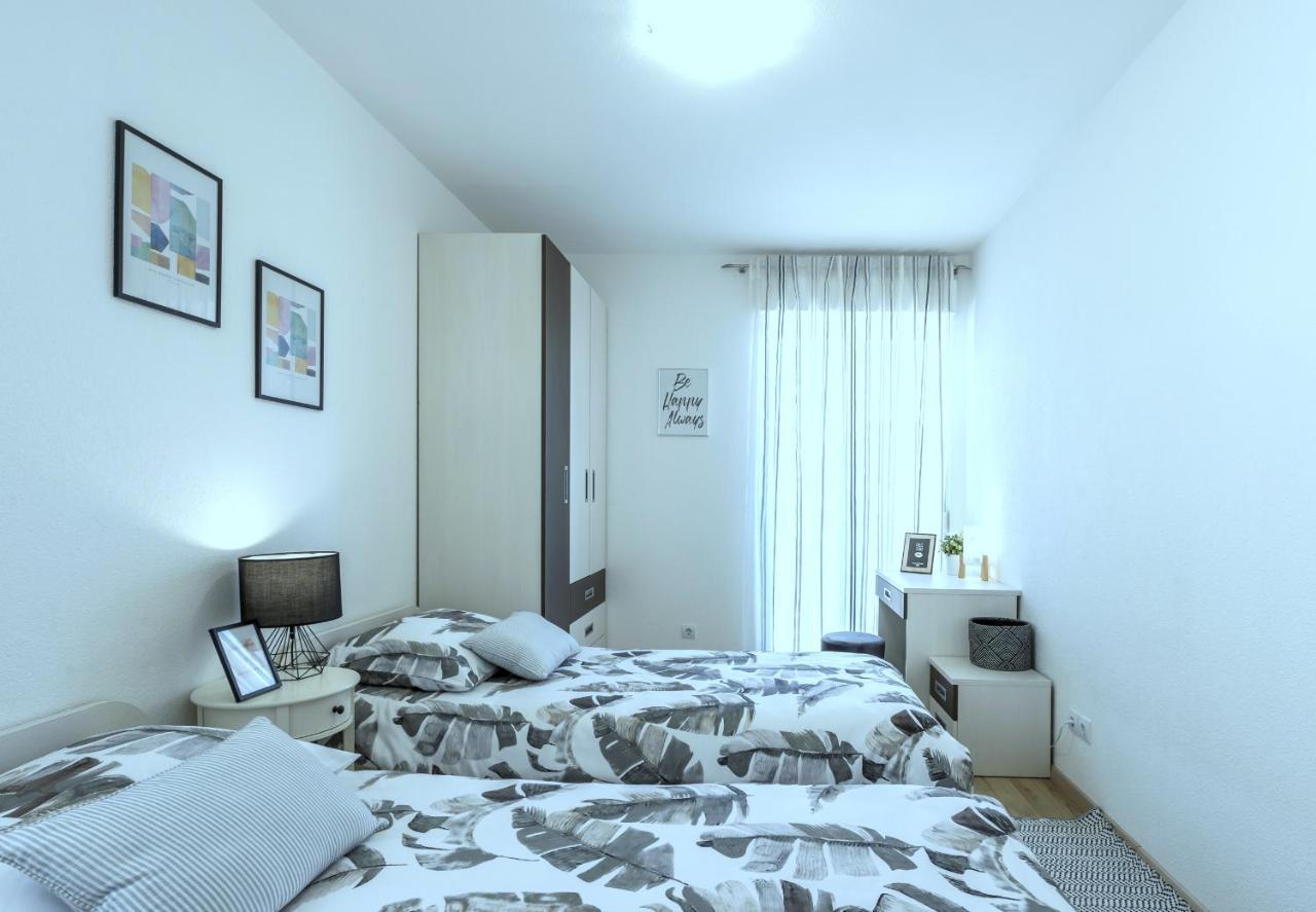 Iris Beach Apartments คาชเตลา ภายนอก รูปภาพ