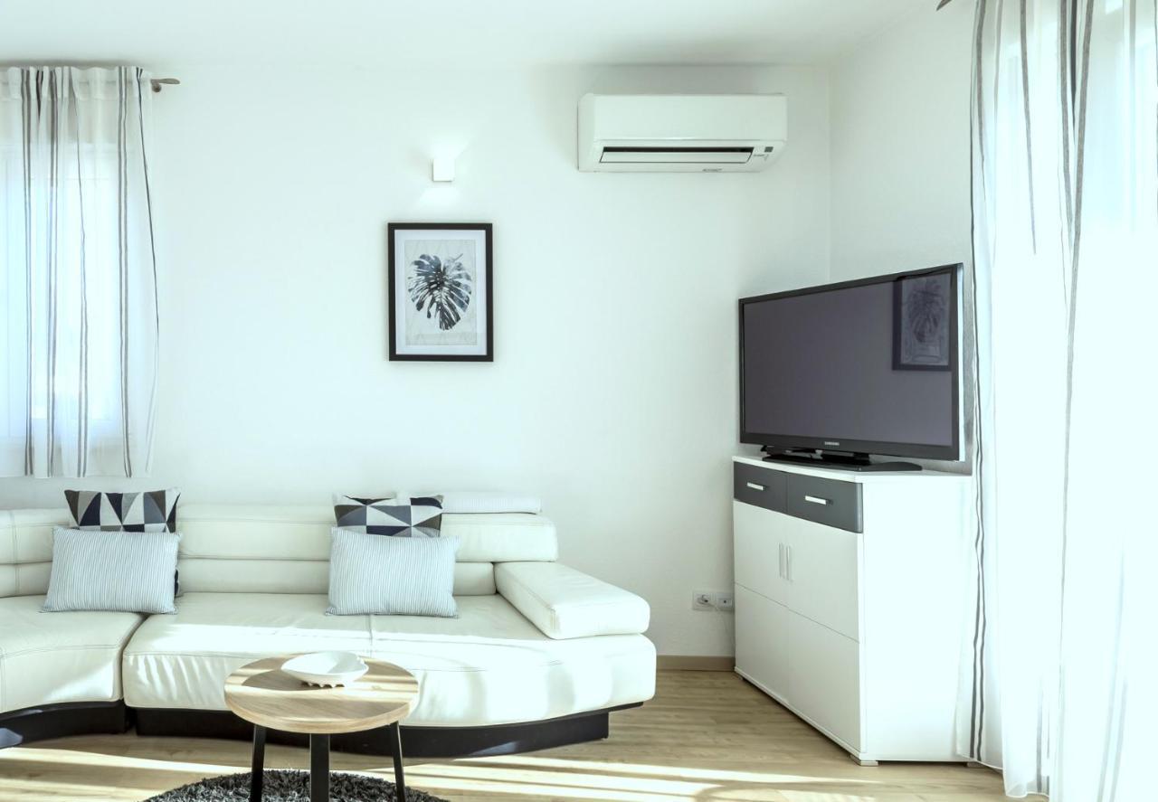Iris Beach Apartments คาชเตลา ภายนอก รูปภาพ
