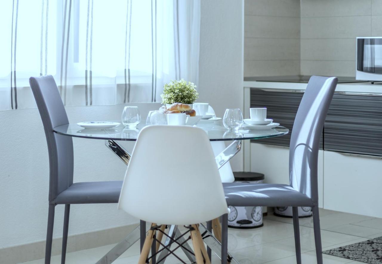 Iris Beach Apartments คาชเตลา ภายนอก รูปภาพ