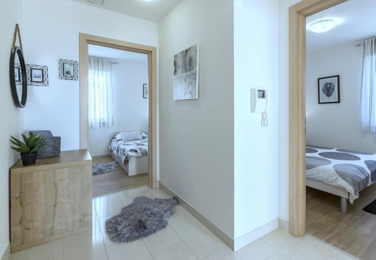Iris Beach Apartments คาชเตลา ภายนอก รูปภาพ
